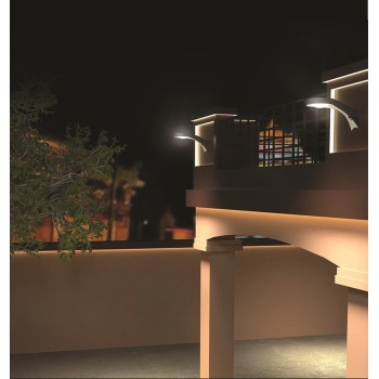 Twilight 2000lm solar led wall spotlight with presence sensor and remote control. From outside.