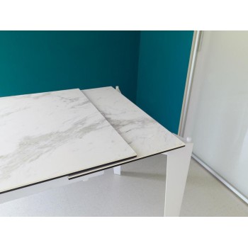 Tavolo allungabile moderno fino a 170cm colore marmo bianco, top in ceramica. un'allunga, alta qualità. Stones OM/312/MB.